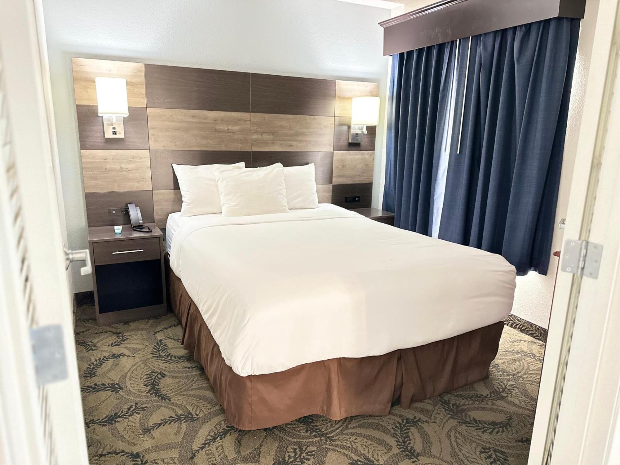Mainstay Airport Hotel 2*